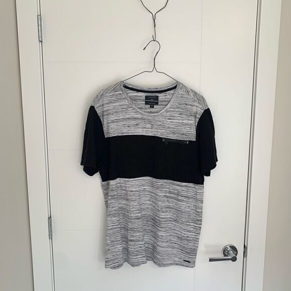 GUESS Men’s Colour Block Tee with Zipper Pocket - Picture 2 of 7